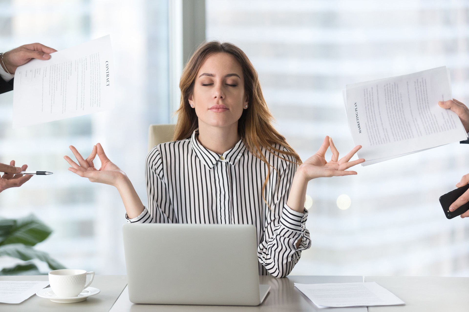 Calme femelle exécutif méditation prenant pause évitant travail stressant