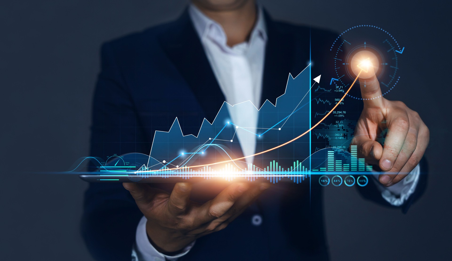 Homme d’affaires tenant une tablette et dessine un hologramme virtuel croissant de statistiques, de graphiques et de graphiques. Développement de la stratégie d’affaires et plan de croissance.